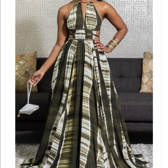 Dresses & Skirts - NEW‼️Backless Halter Print Dress